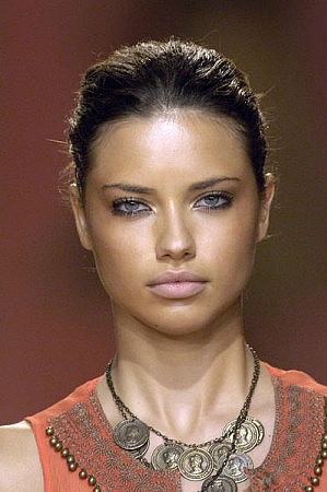 adriana lima makyaj (2).jpg