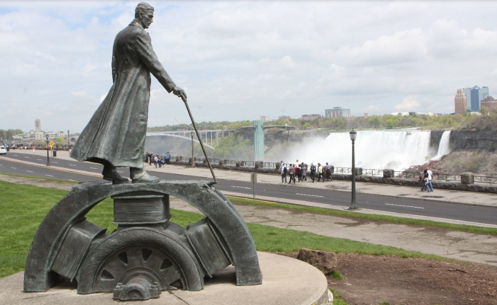 Nikola Tesla’nın Niagara Şelalesi Karşısında ki Anıtı.jpg