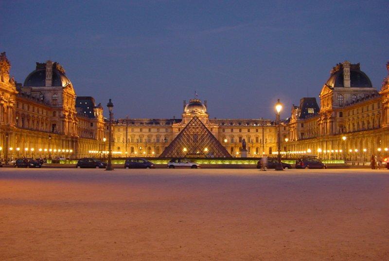 Louvre_at_night_centered2.JPG-37e.jpg
